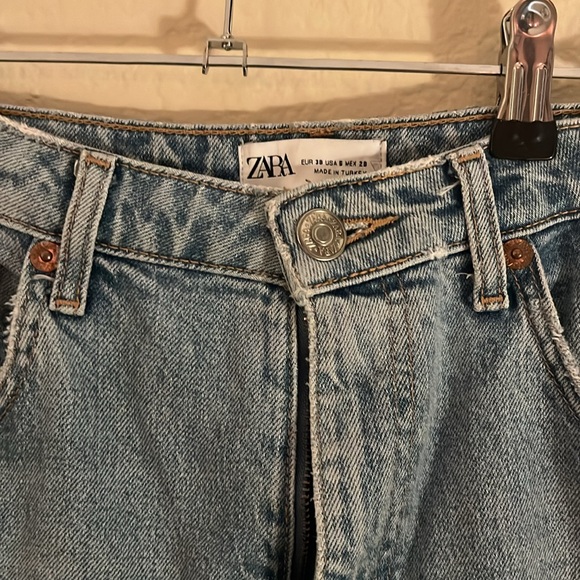 Zara Slim Fit High Rise Jeans 🤍 P19 - Picture 4 of 4